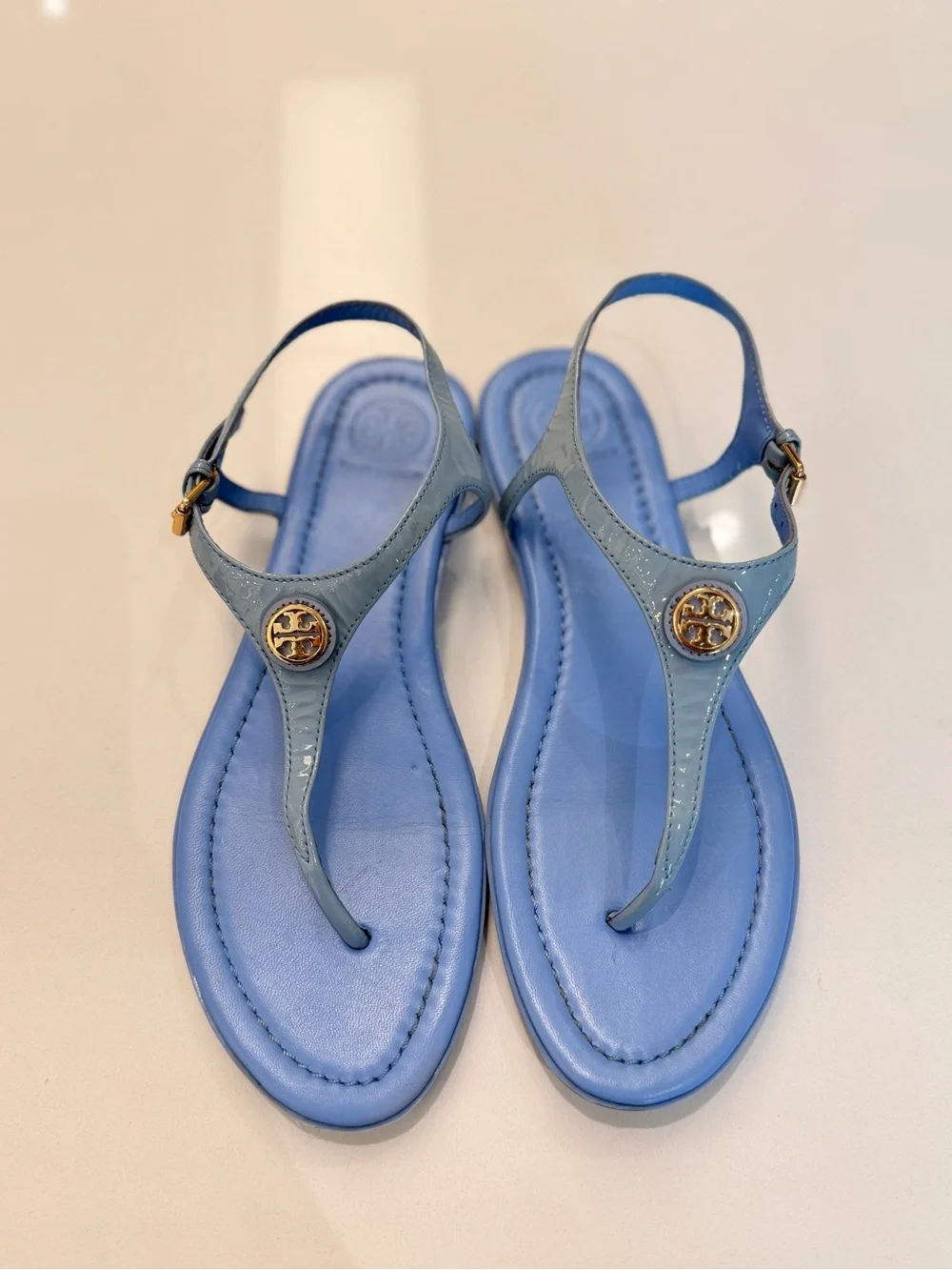 Tory Burch RARE Patent Leather Thong Sandals Blue Gold Logo Flat Sandals 7.5M‎